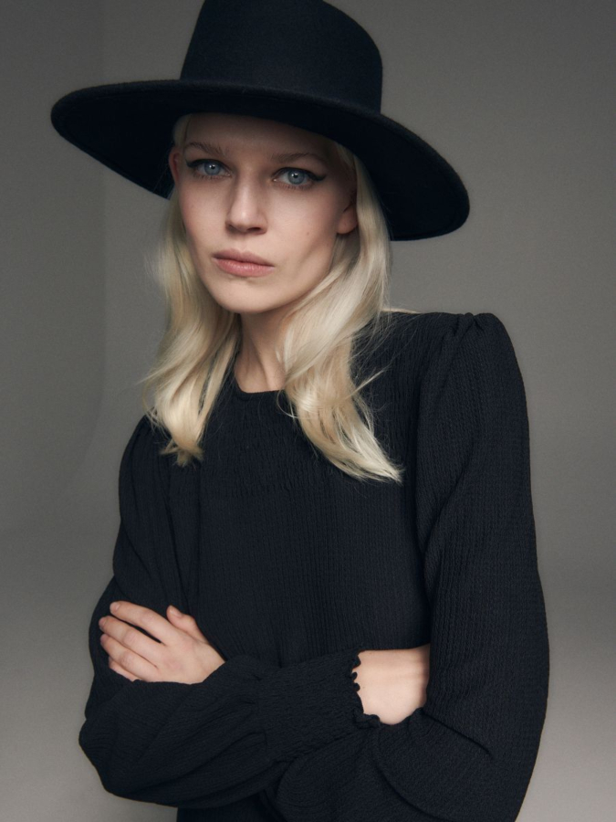 שמלה שחורה כיווצים סיומת מלמלה