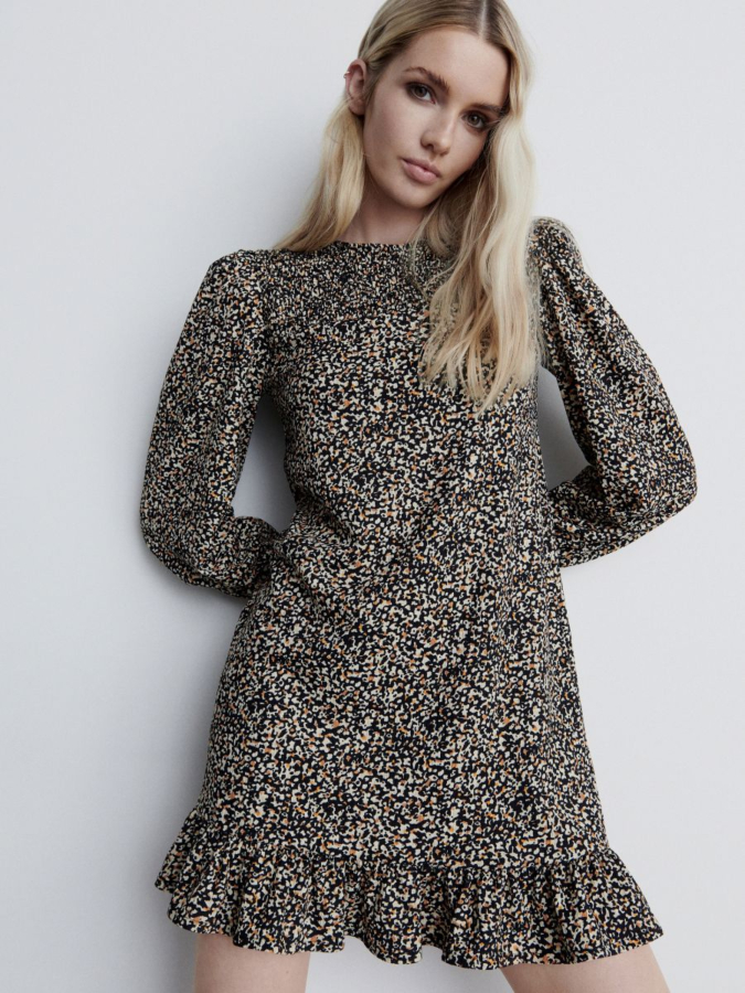 שמלה שחורה כיווצים סיומת מלמלה