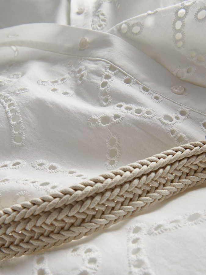 שמלה בעיצוב עם רקמה וחגורה