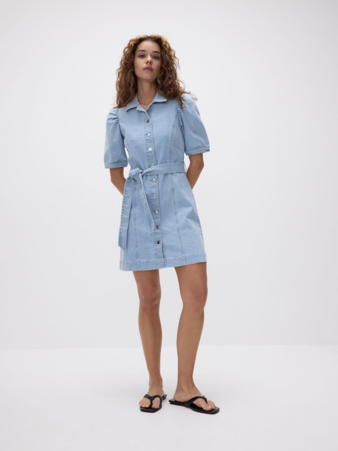 שמלת ג'ינס קצרה עם חגורת קשירה