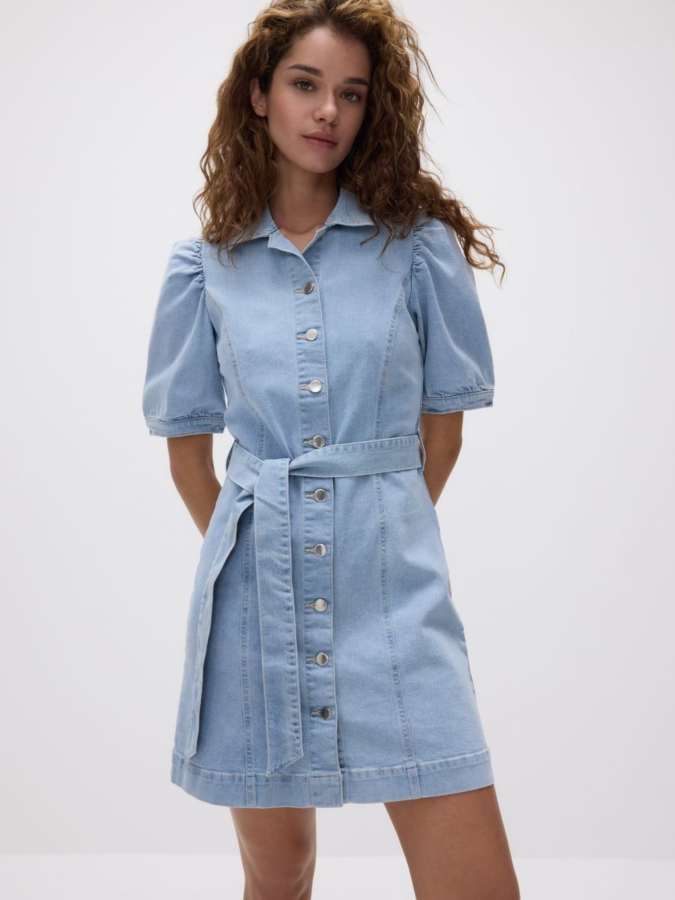 שמלת ג'ינס קצרה עם חגורת קשירה