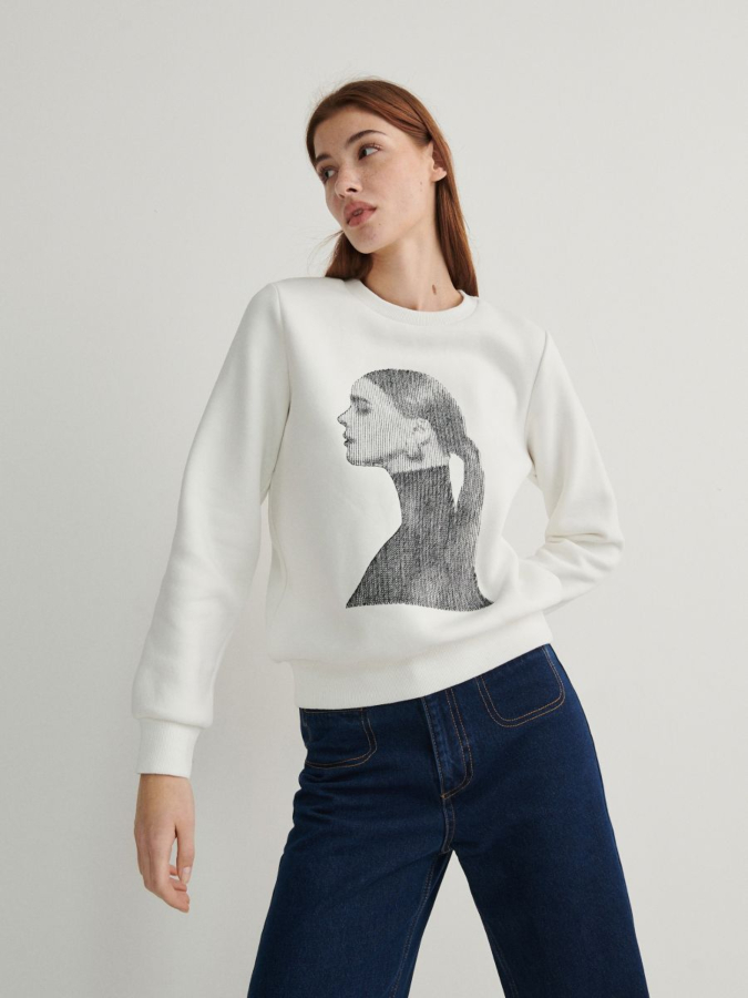 סווטשירט עם רקמה