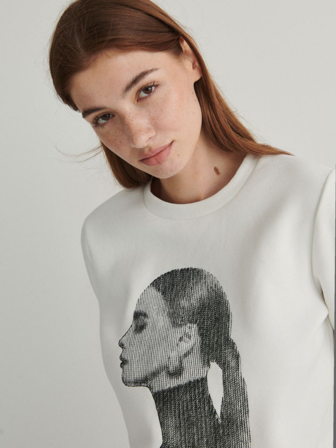 סווטשירט עם רקמה