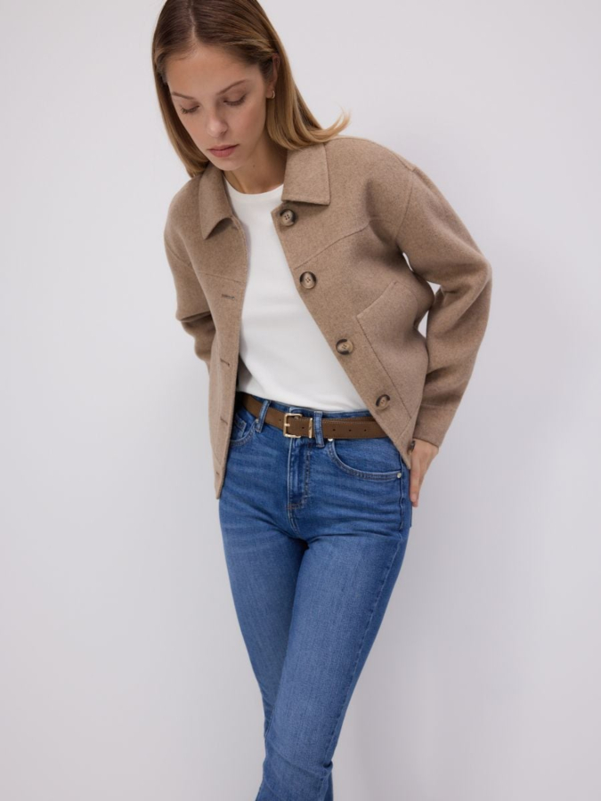 ג'ינס סקיני בגזרה גבוהה.