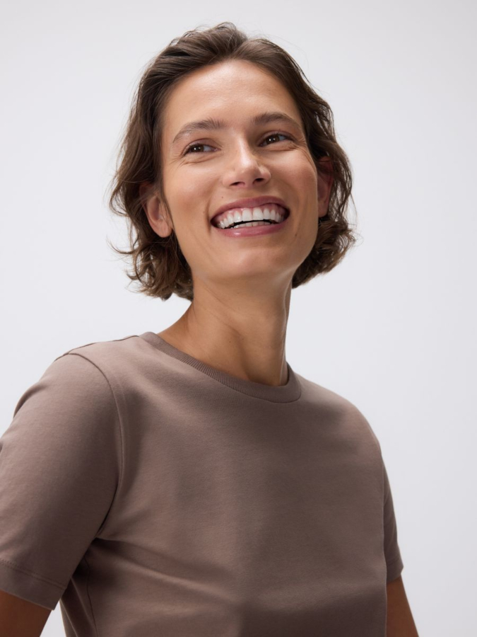 טי-שירט בגזרה רגילה מכותנה