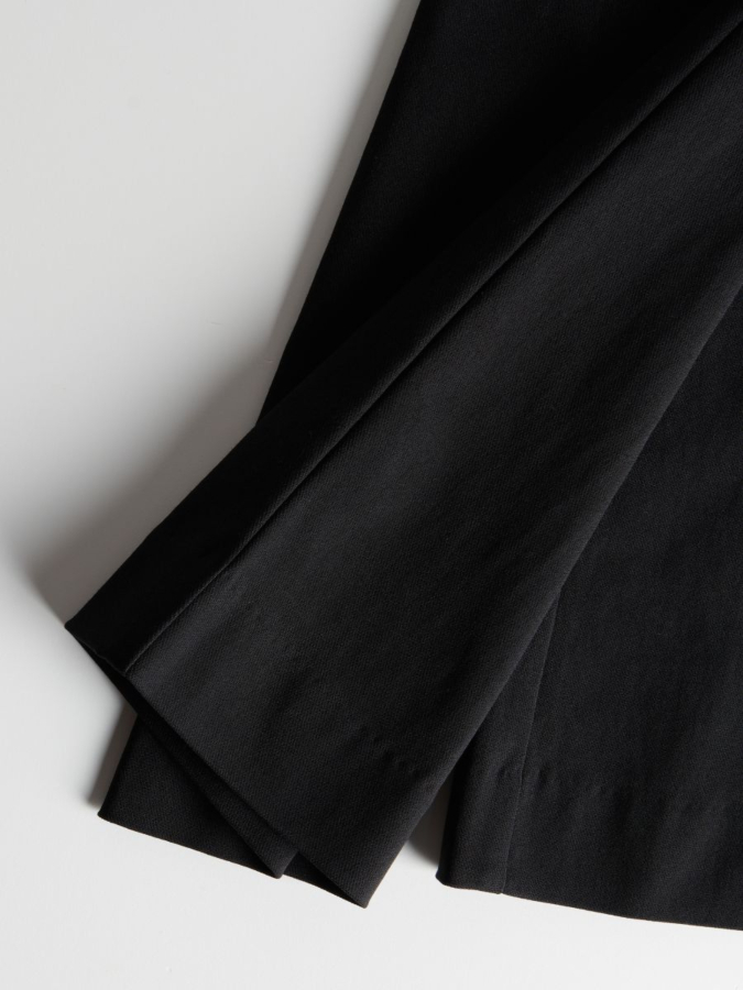 מכנסיים מתרחבים עם שסע