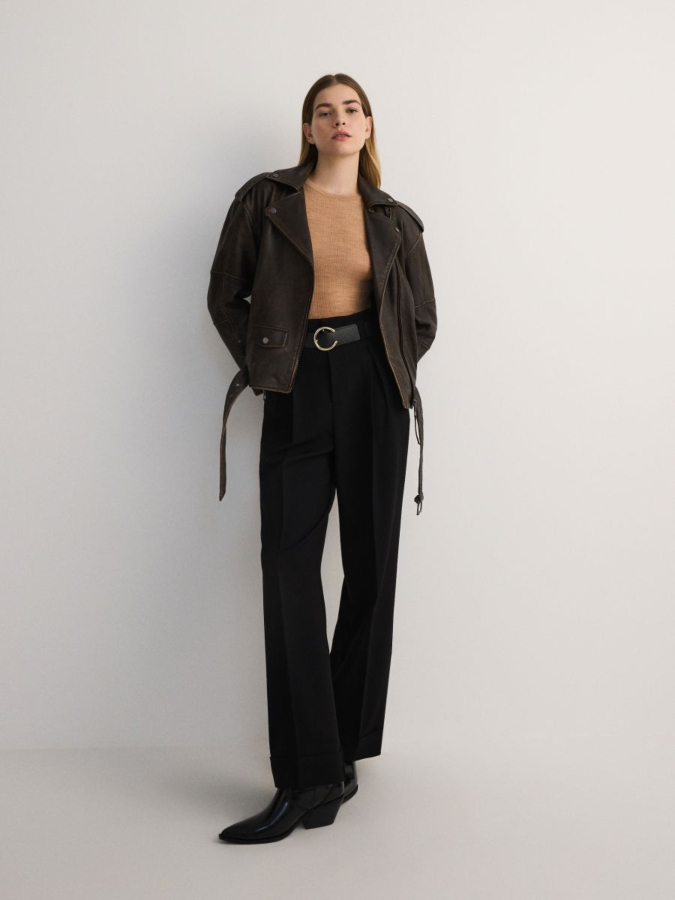 מכנסיים רחבים עם חגורה