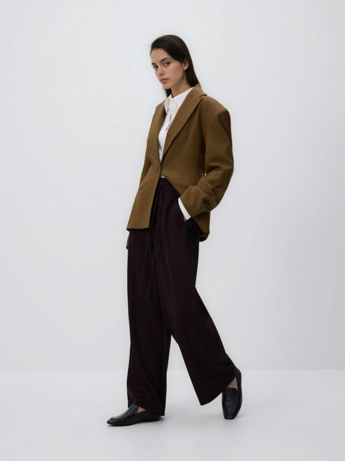 מכנסיים רחבים עם קפל