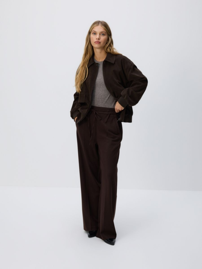 מכנסיים רחבים עם קפל