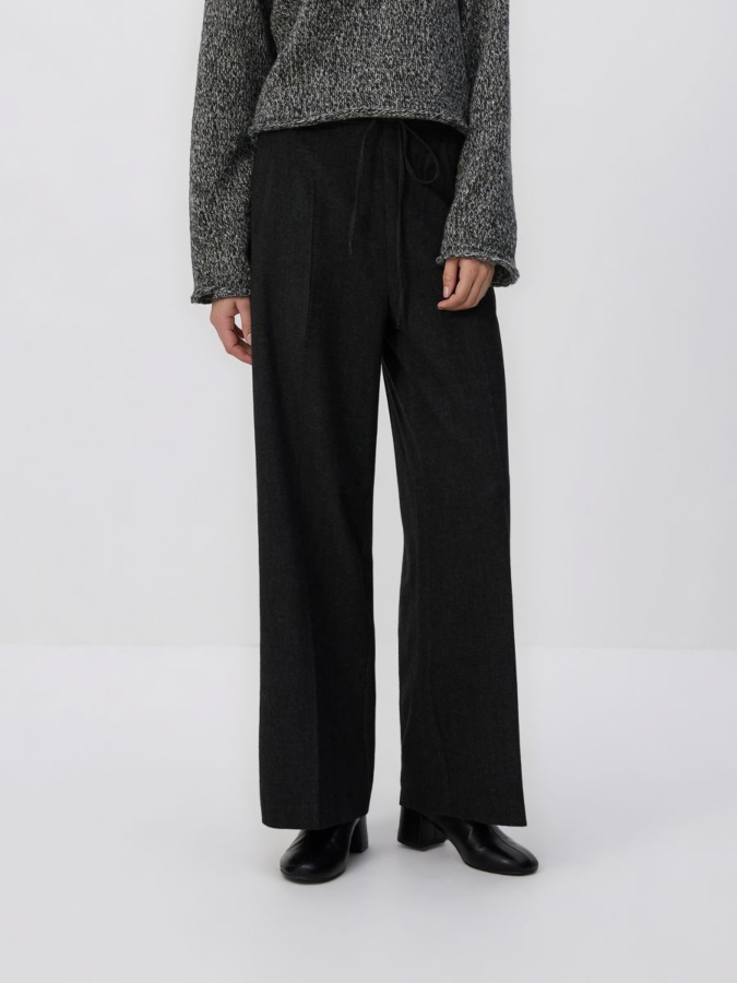 מכנסיים רחבים עם קפל