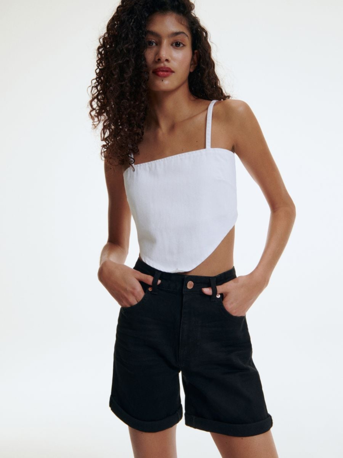 מכנסי ג'ינס קצרים