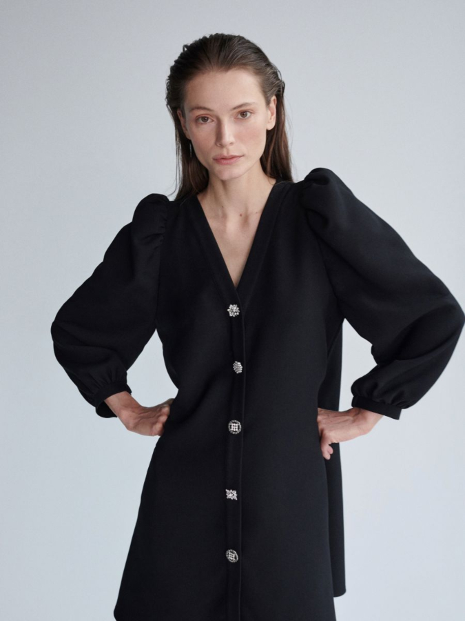 שמלה מעוצבת עם כפתורים