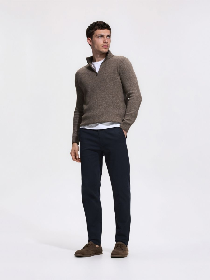 מכנסי צ'ינו בגזרת Slim Fit