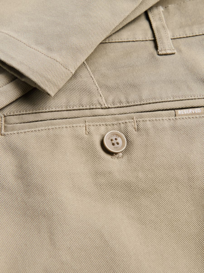 מכנסי צ'ינו בגזרת Slim Fit