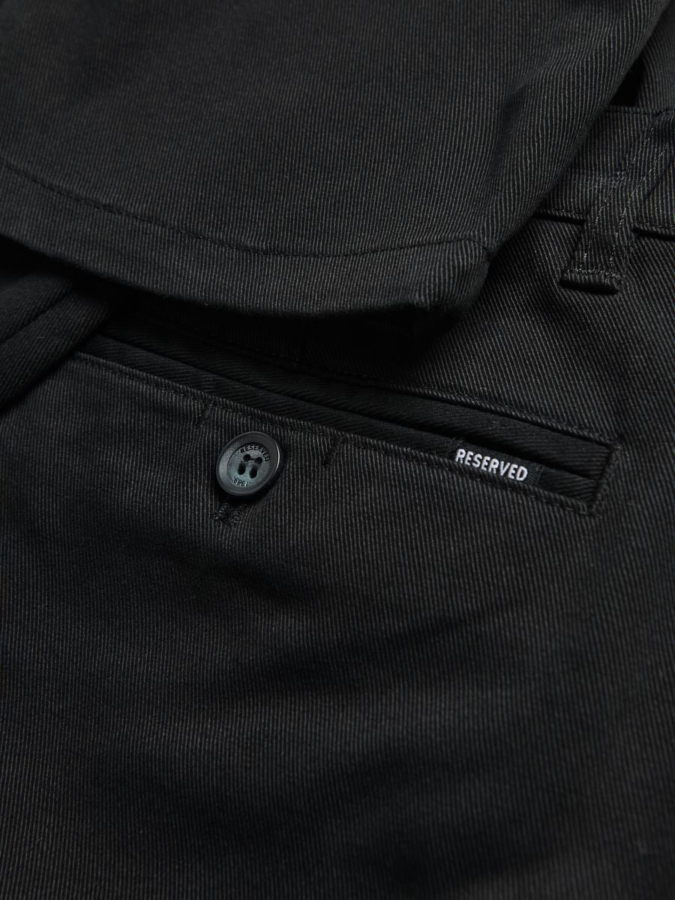 מכנסי צ'ינו בגזרת Slim Fit