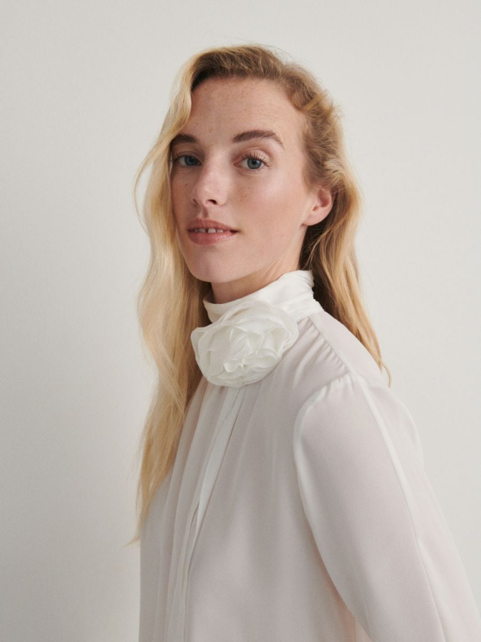 חולצה עם אפליקציית ורד