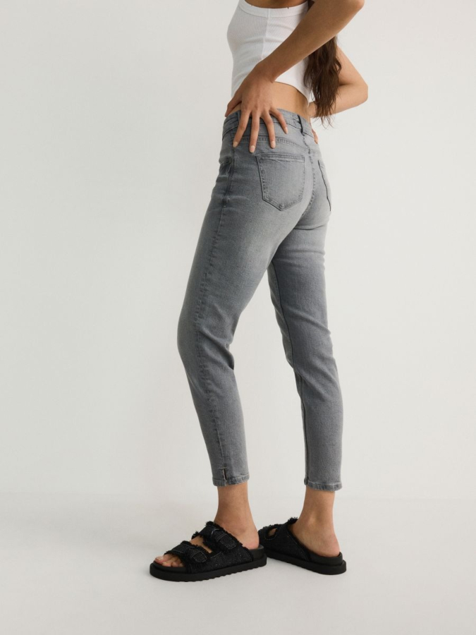 מכנסי ג'ינס בגזרת Slim