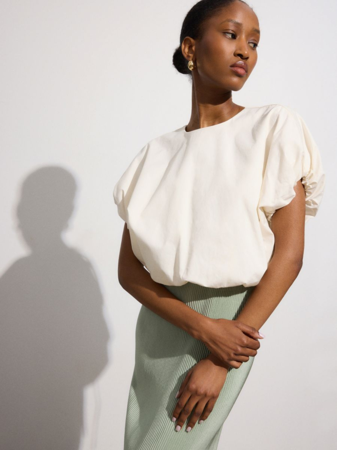 חולצה עם קשירה דקורטיבית