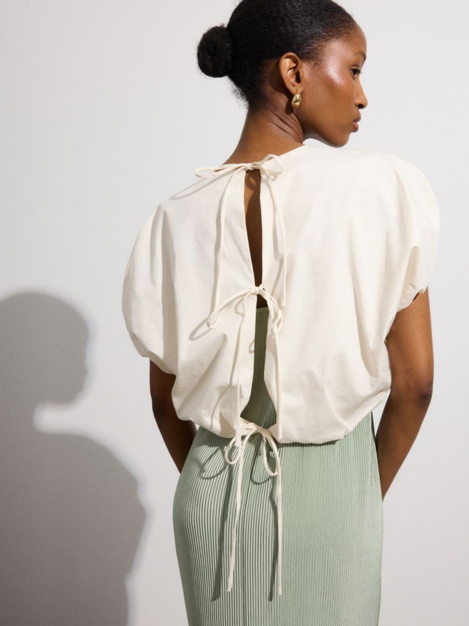 חולצה עם קשירה דקורטיבית