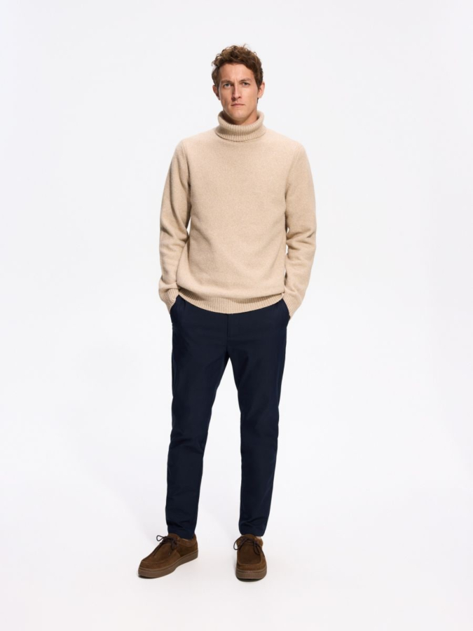מכנסי צ'ינו בגזרת Slim Fit