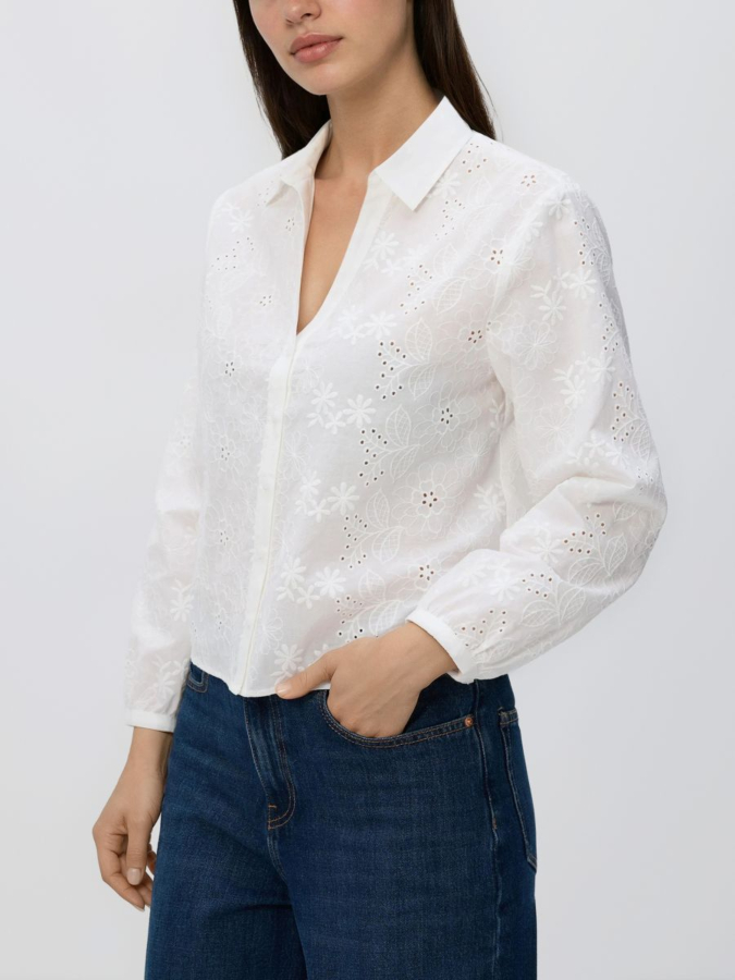 חולצה עם רקמה