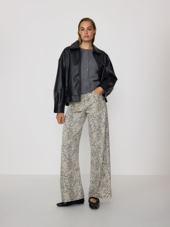 מכנסי ג'ינס גזרה רחבה עם הדפס מנומר