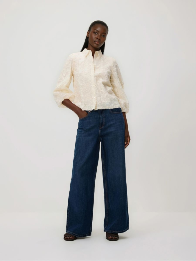 חולצה עם רקמה