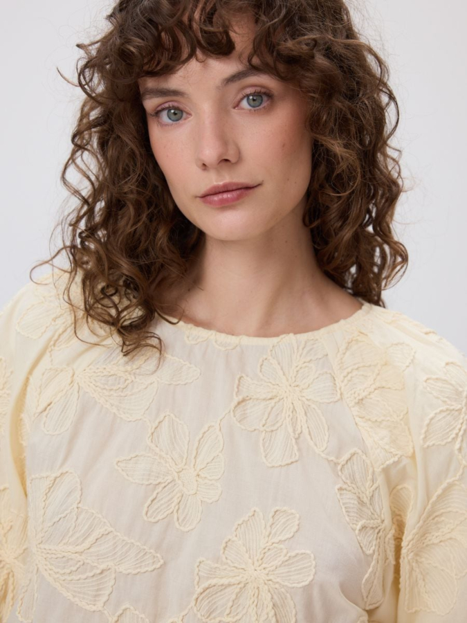 חולצה עם רקמת פרחים