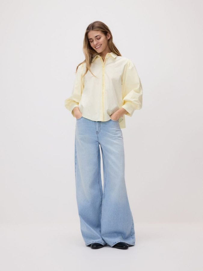 חולצה עם שרוולים נפוחים