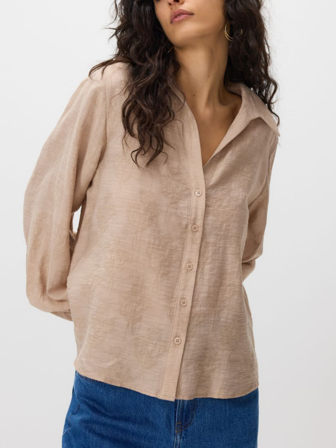 חולצה עם רקמה