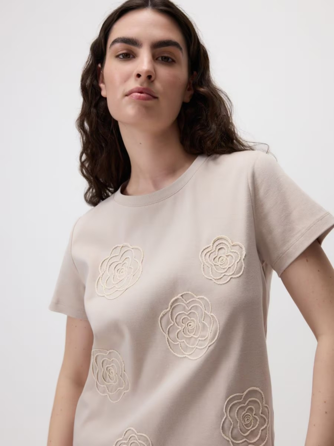 טי שירט עם דוגמה רקומה