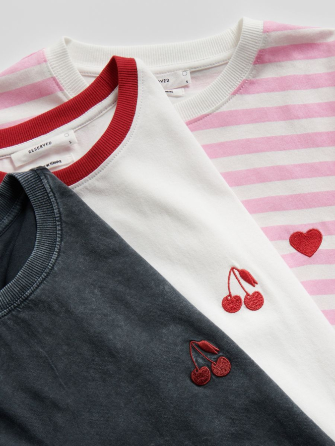 טי שירט עם רקמה עדינה