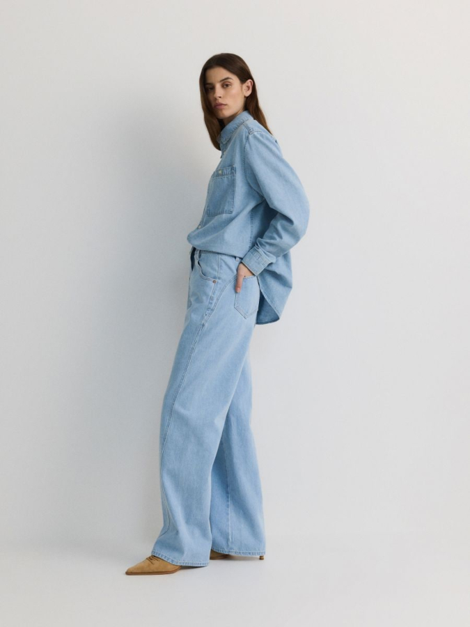 ג'ינס בגזרה ישרה במותן גבוהה