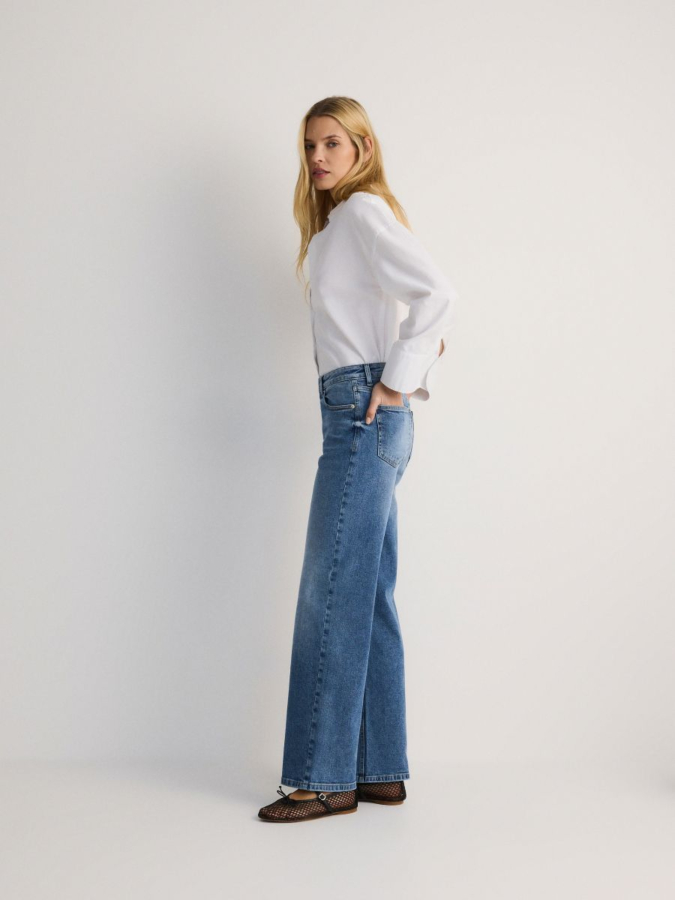 ג'ינס בגזרה ישרה