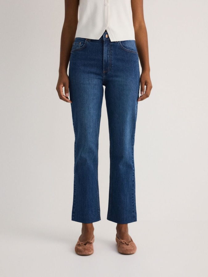 ג'ינס בגזרה ישרה