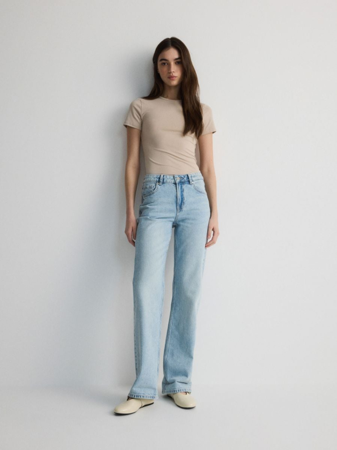 ג'ינס בגזרה ישרה