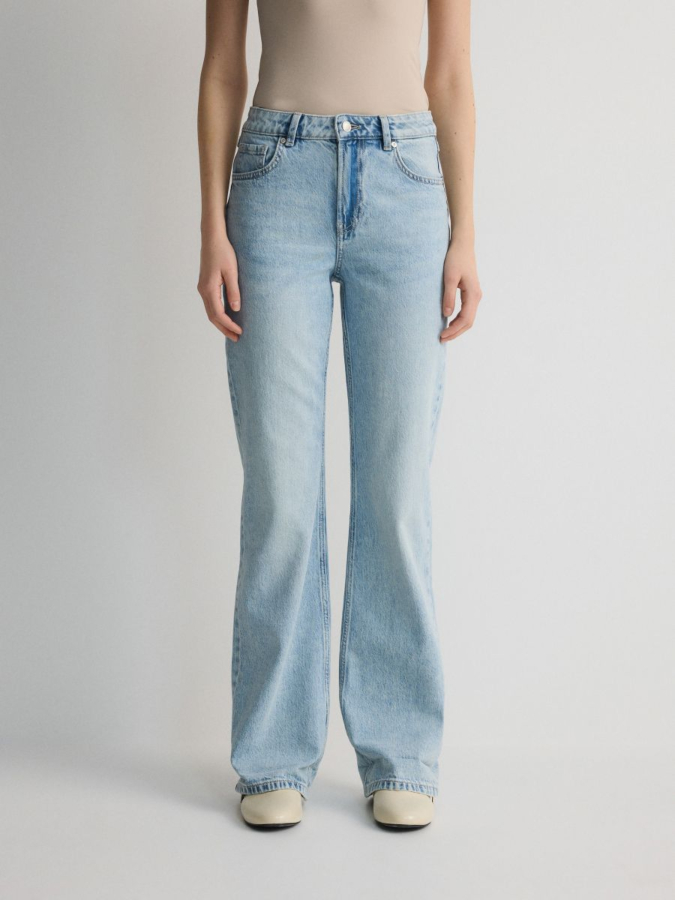 ג'ינס בגזרה ישרה