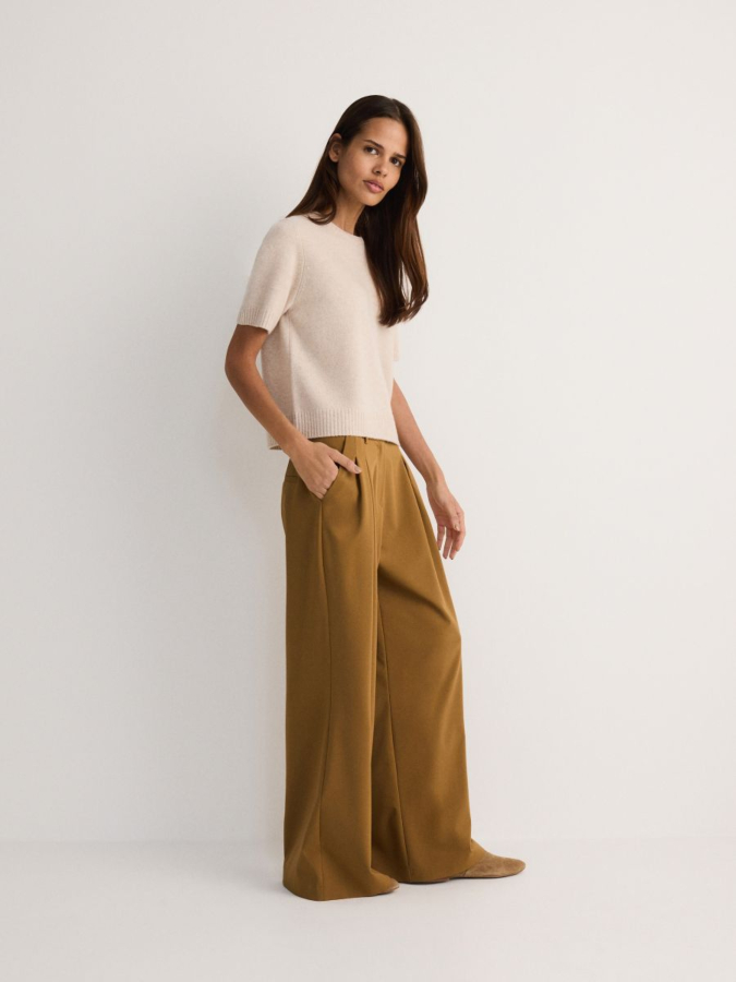 מכנסיים רחבים עם קפלים