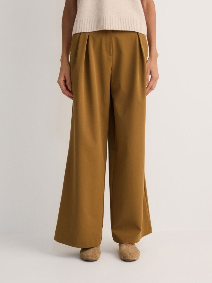 מכנסיים רחבים עם קפלים