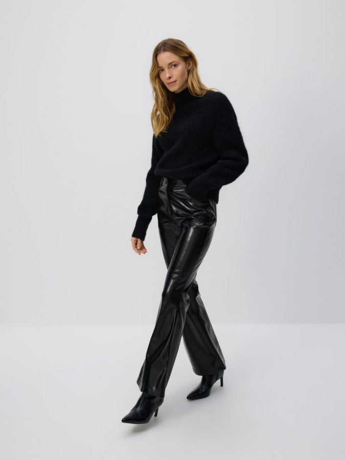 מכנסיים מתרחבים דמוי עור