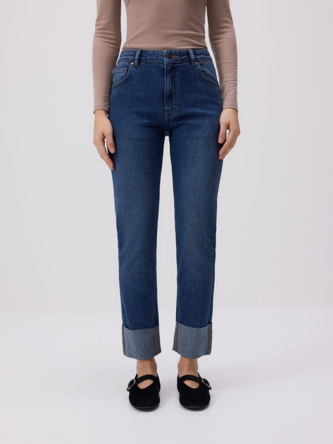 ג'ינס בגזרה צמודה עם מכפלת מגולגלת.