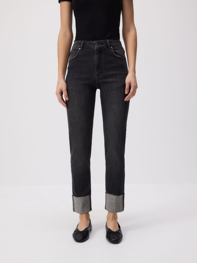 ג'ינס בגזרה צמודה עם מכפלת מגולגלת.