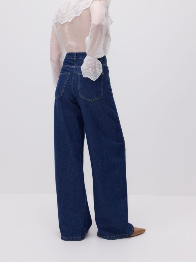 ג'ינס בגזרה רחבה עם תפרים