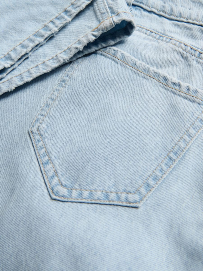 ג'ינס בגזרה רחבה