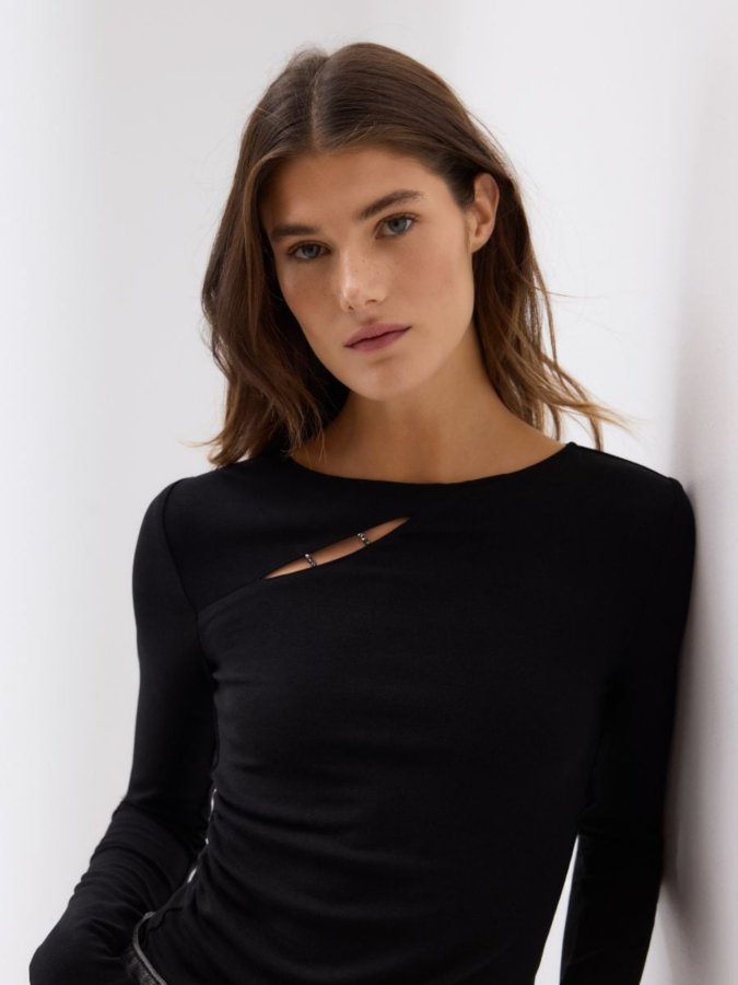 טופ צמוד עם חתך