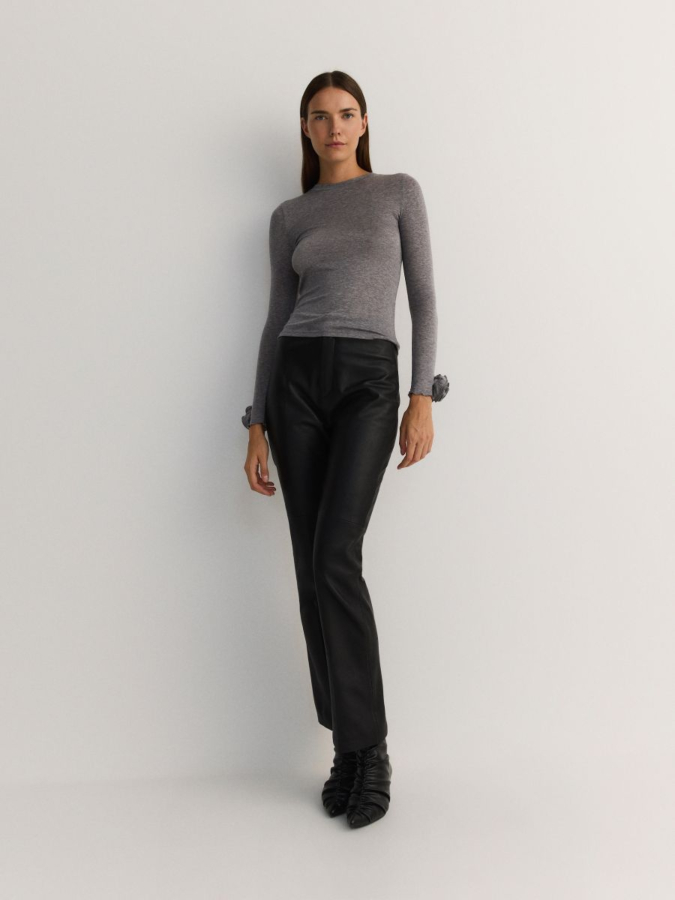 חולצה דקה סיומת שרוולים פרח