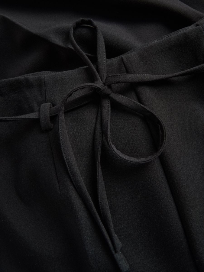 מכנסיים רחבים עם קשירה במותן