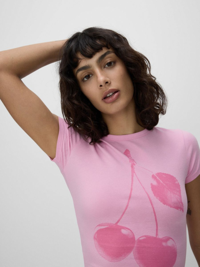 טי שירט צמודה עם דפוס