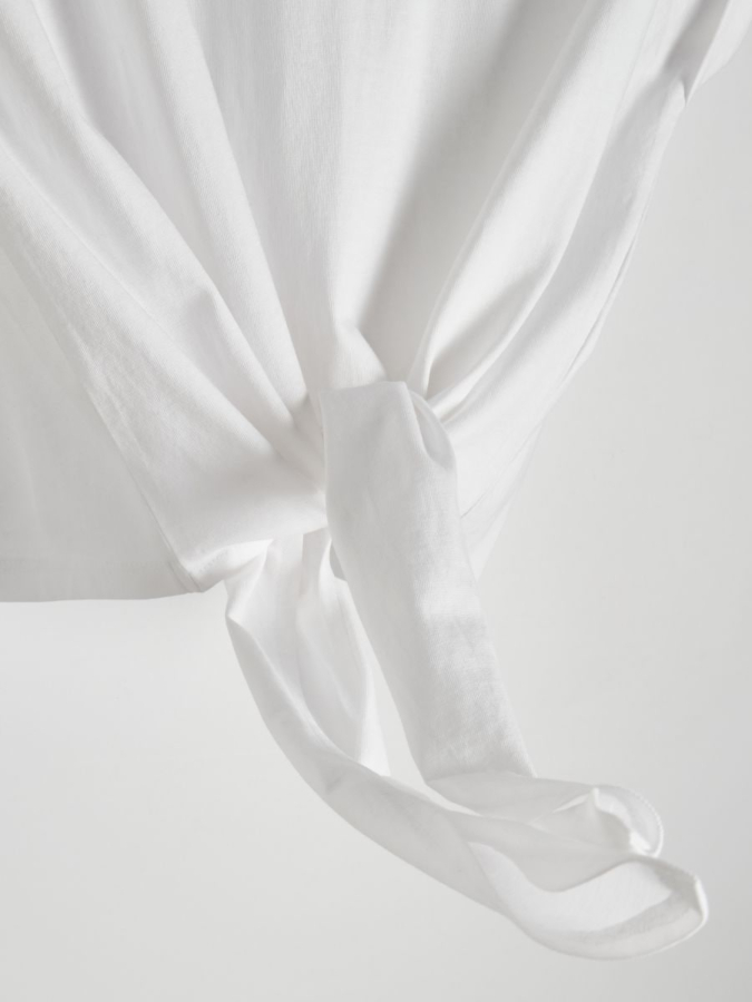 חולצת טי עם קשירה