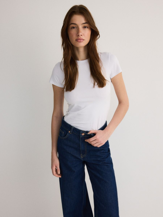 טי-שירט כותנה בגזרה צמודה.